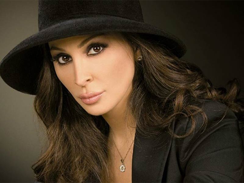 شاهد بكاء إليسا على المسرح بسبب مرضها